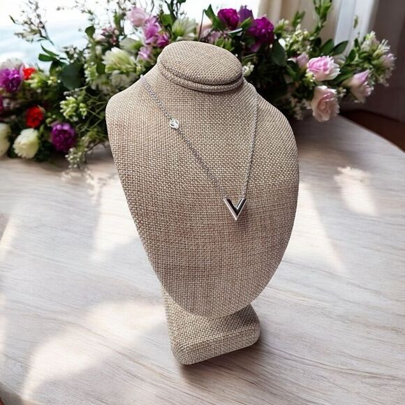 Louis Vuitton Essential V necklace authentic - Picture 1 of 7